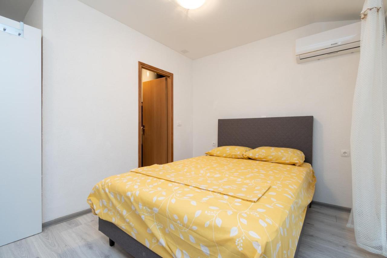 Apartments And Rooms By The Sea Posedarje, Novigrad - 21123 Exterior photo