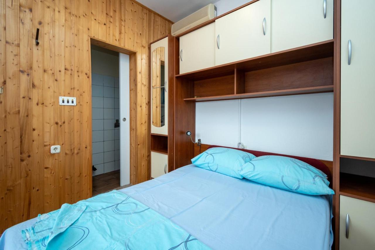 Apartments And Rooms By The Sea Posedarje, Novigrad - 21123 Exterior photo